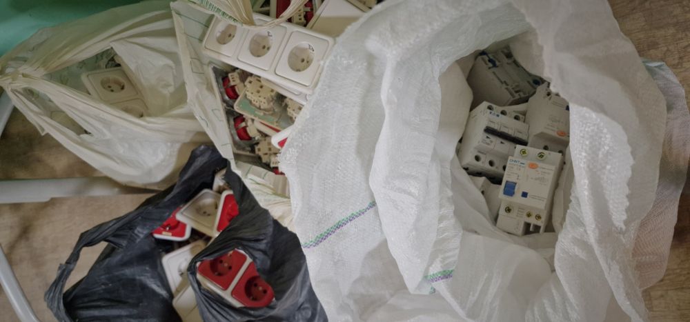 Кабель, розетки, автоматичні вимикачі