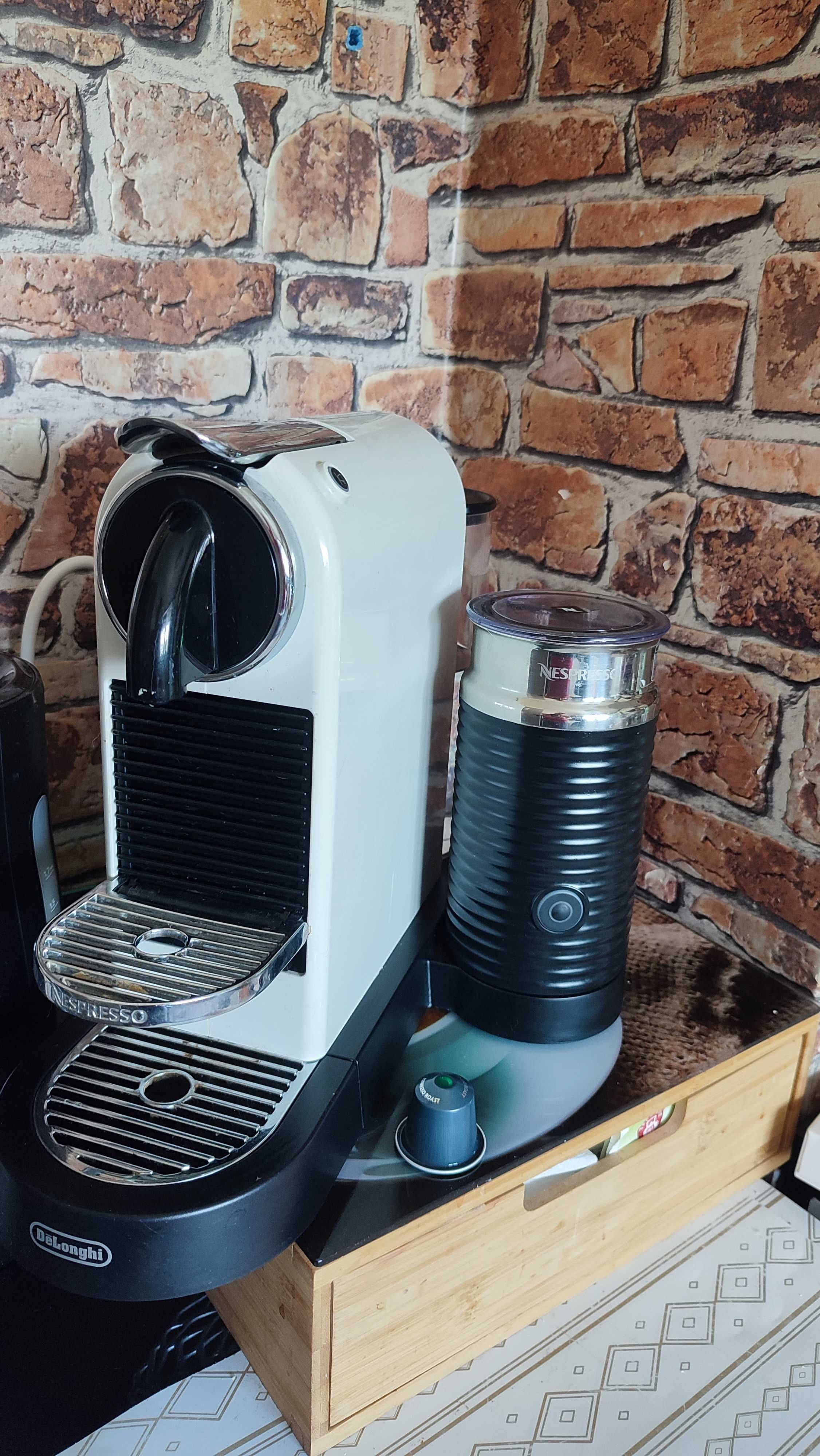 Express do kawy Nespresso ze spieniaczem mleka