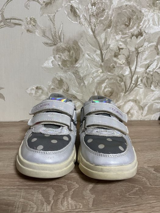 Продам кроссовки на девочку