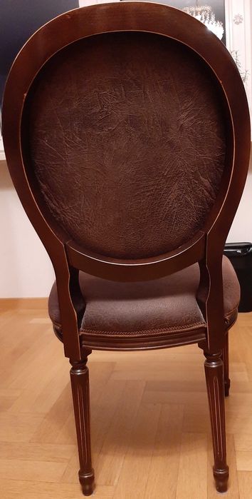 Stylizowany stół i 4 krzesła tapicerowane