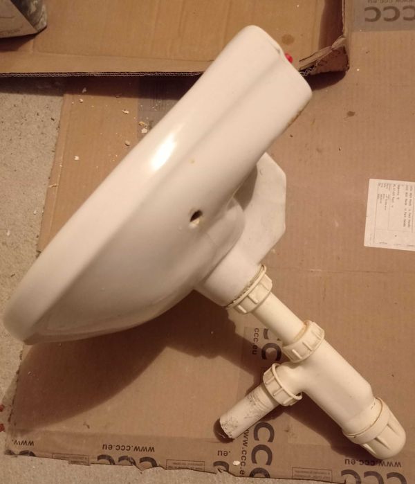 Umywalka łazienkowa biała naścienna