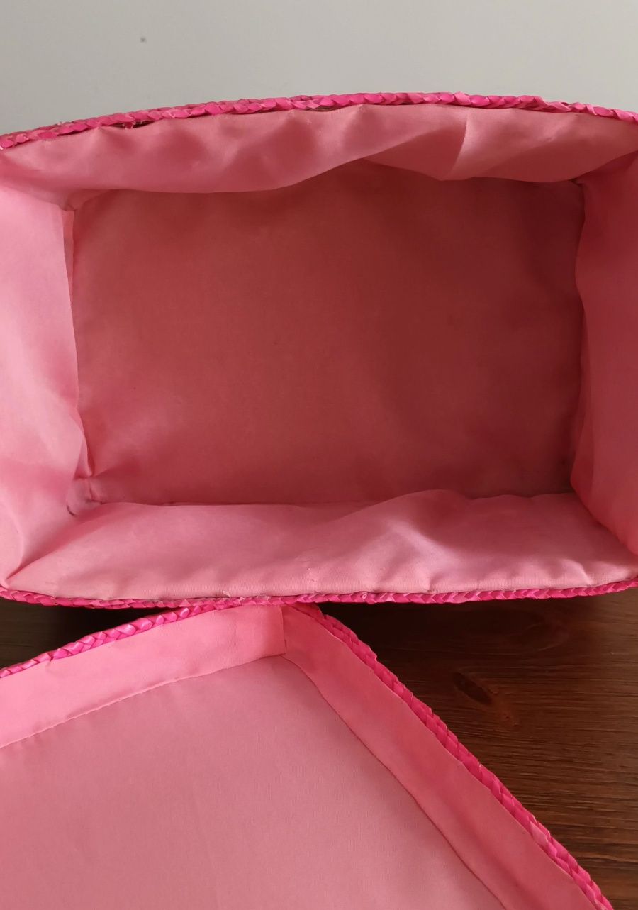 Cesto cor de rosa.