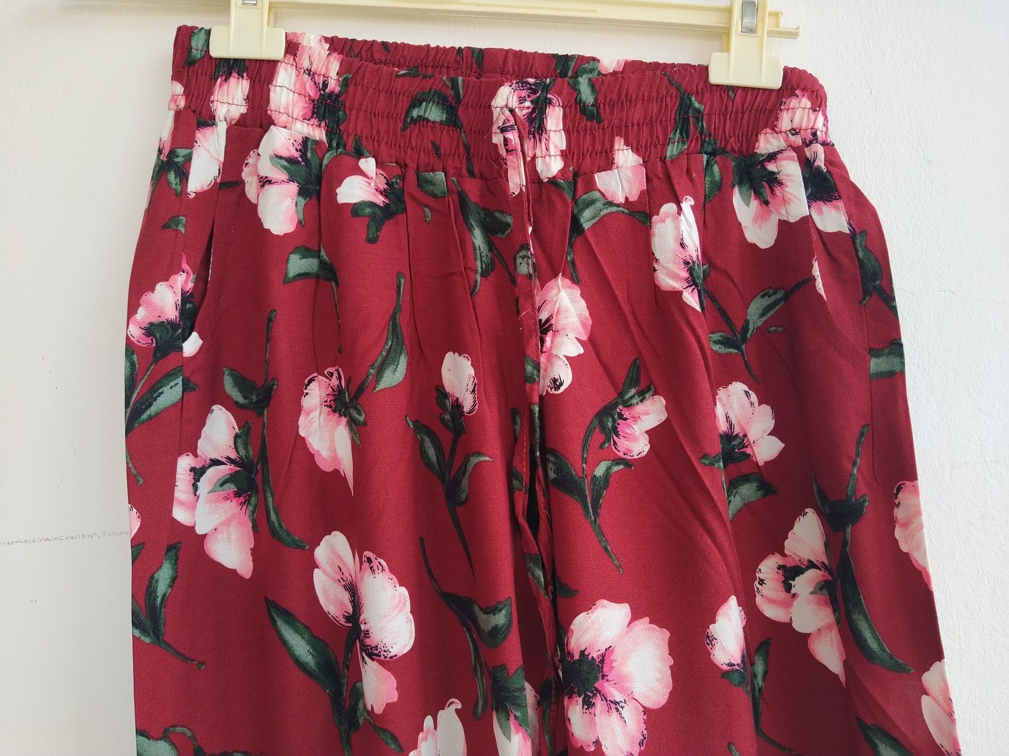 Calças bordeaux floridas - Tamanho XL/XXL