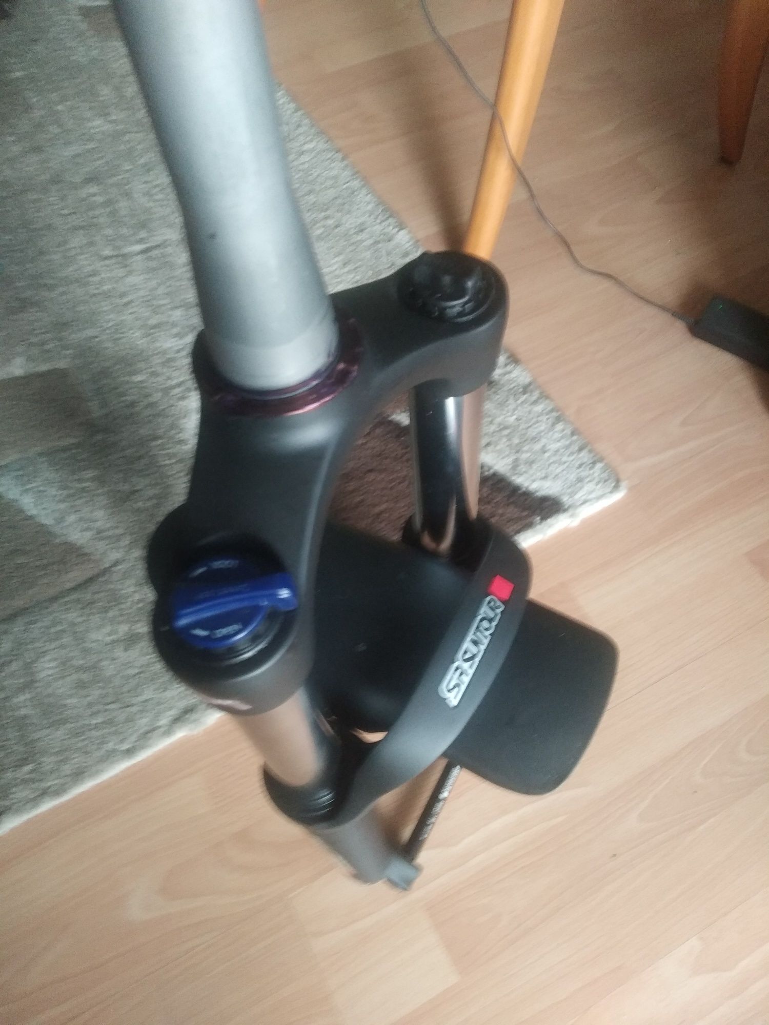 Nowy amortyzator rowerowy suntour rockshox