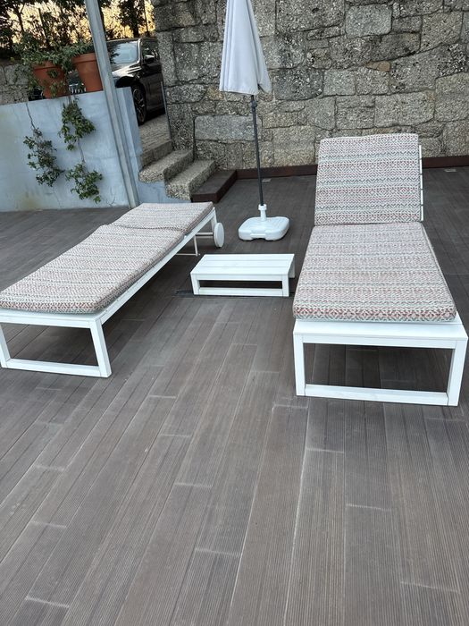 Espreguiçadeiras Gandia Blasco + mesa de apoio