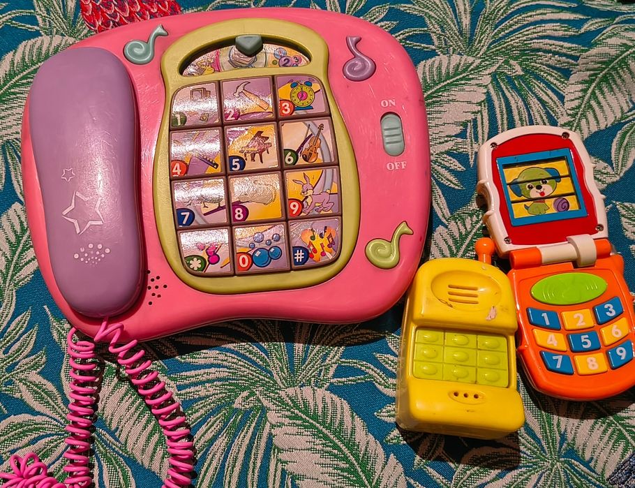 Zestaw telefonów zabawkowych