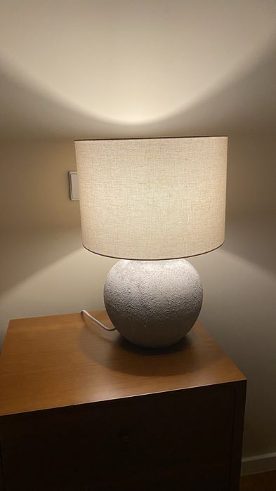 Candeeiro de mesa em linho e terracota