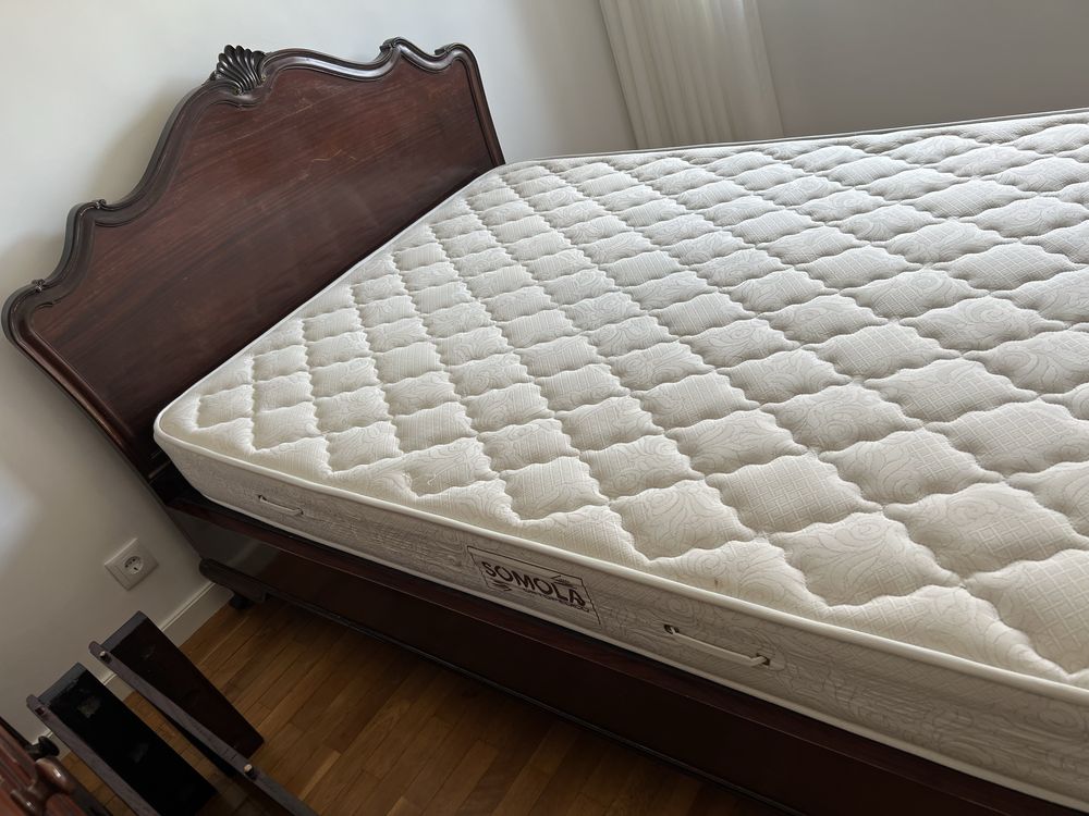 Cama antiga em madeira maciça
