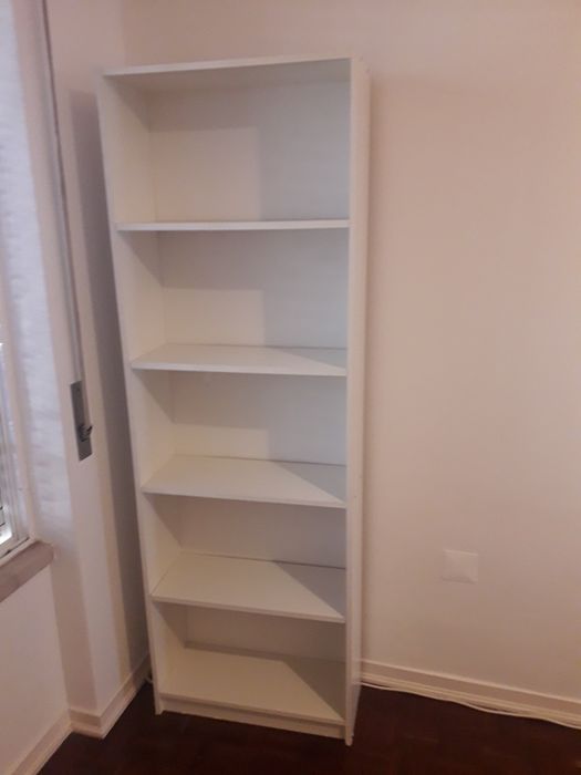 Duas mesas cabeceira mais estante branca