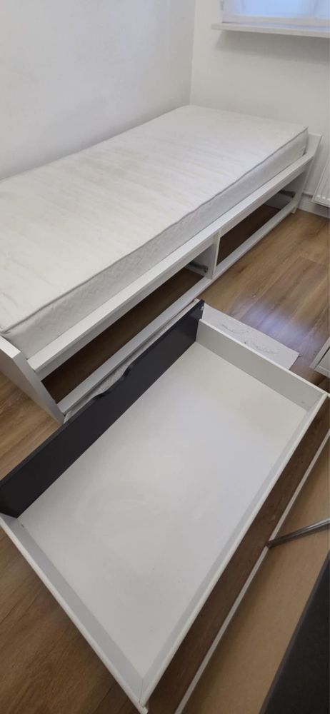 Białe łóżko pojedyncze IKEA z czarnymi szufladami 90x200 cm