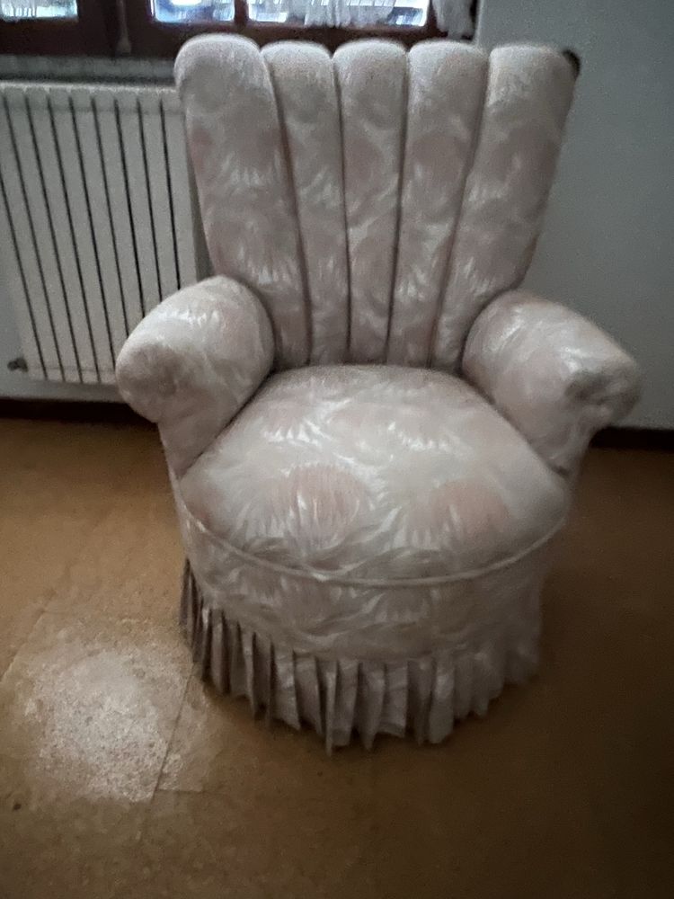 Quarto com cama, comoda e mesinhas de cabeceira
