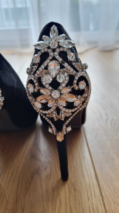 Eleganckie zamszowe obcasy z kryształkami Tulipano rozmiar 40