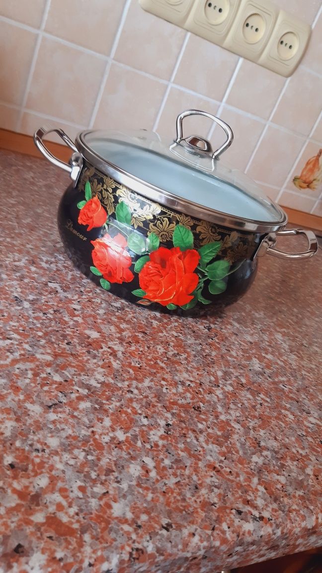 Яркая эмалированная кастрюля.