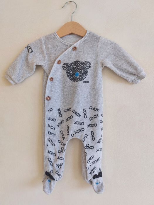 Welurowy pajacyk niemowlęcy z misiem r. 62