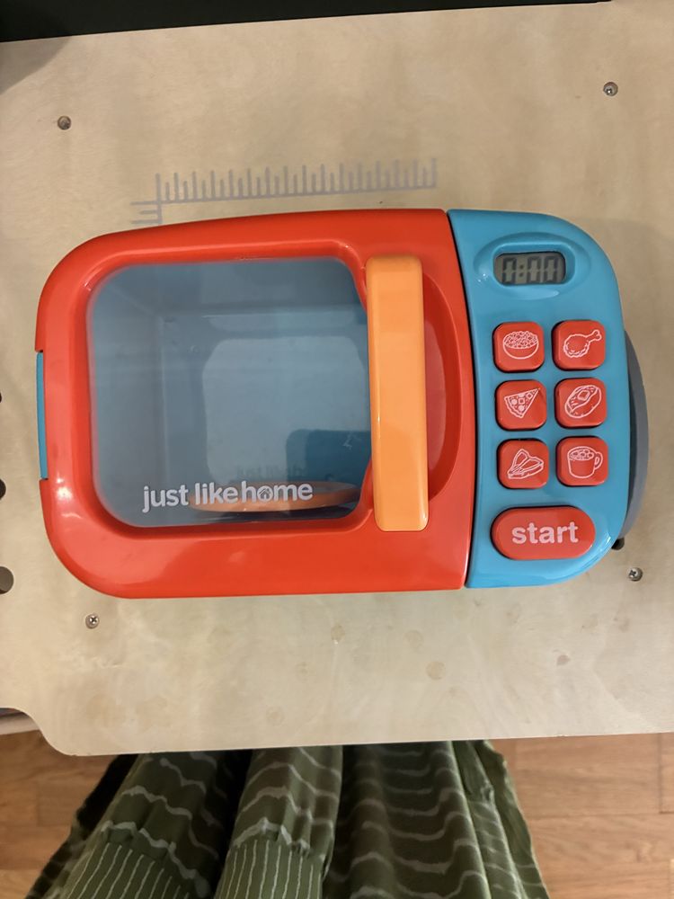 Microondas e cesto de compras