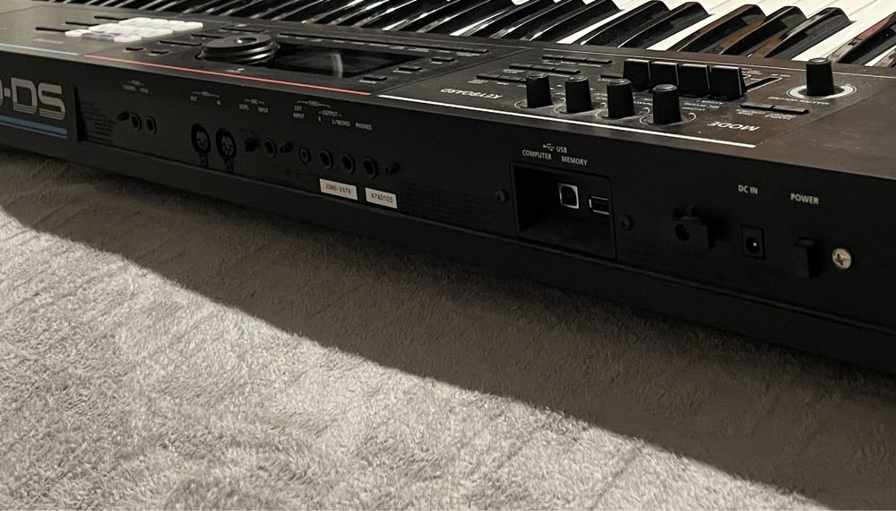 синтезатор Roland Juno-ds76