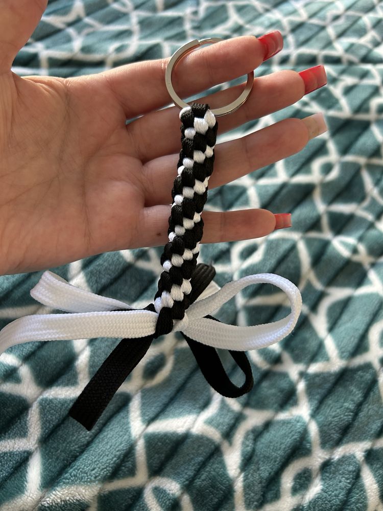 Porta chaves em branco e preto