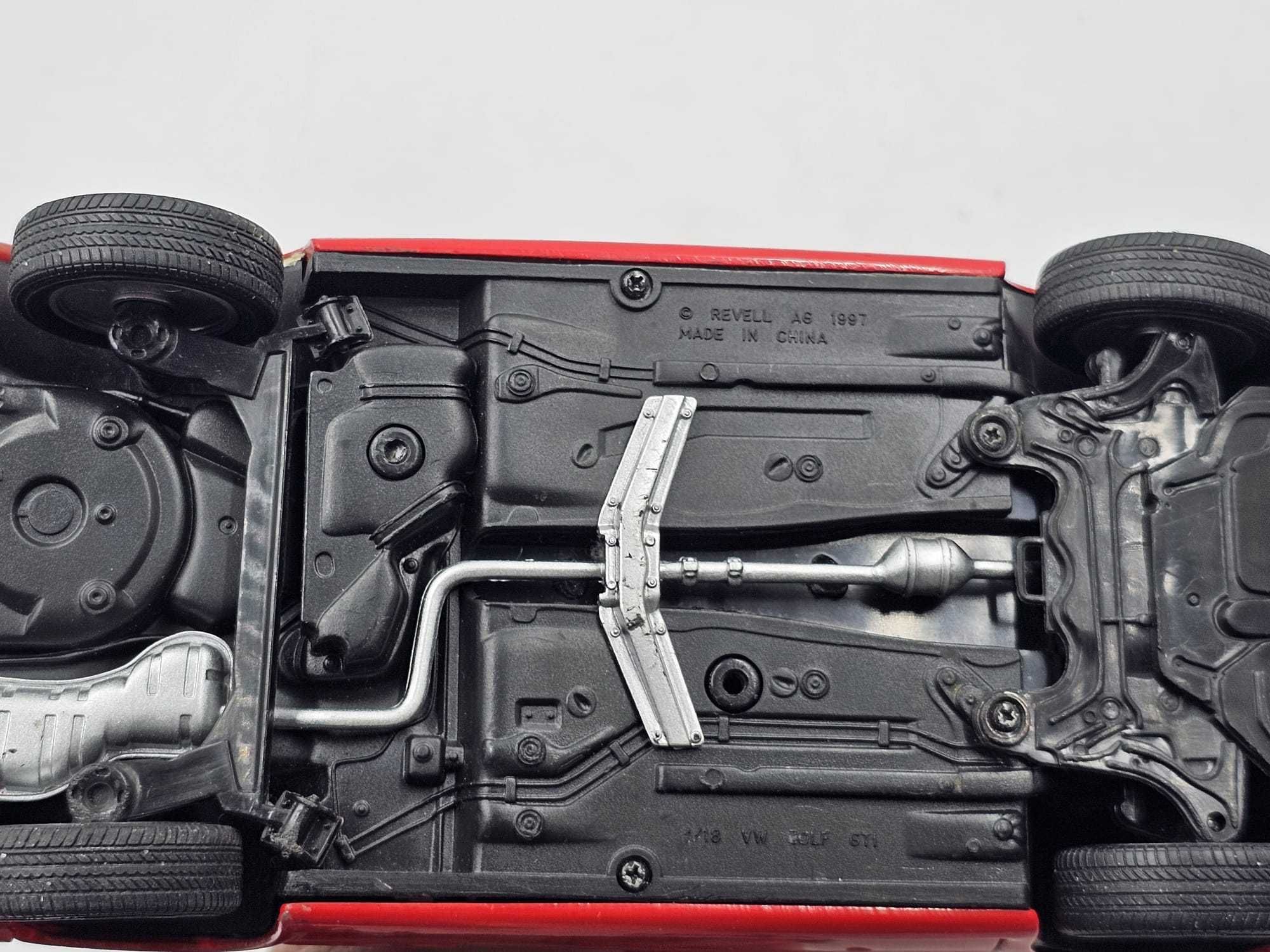 Revell 1/18 - Volkswagen Golf IV GTI