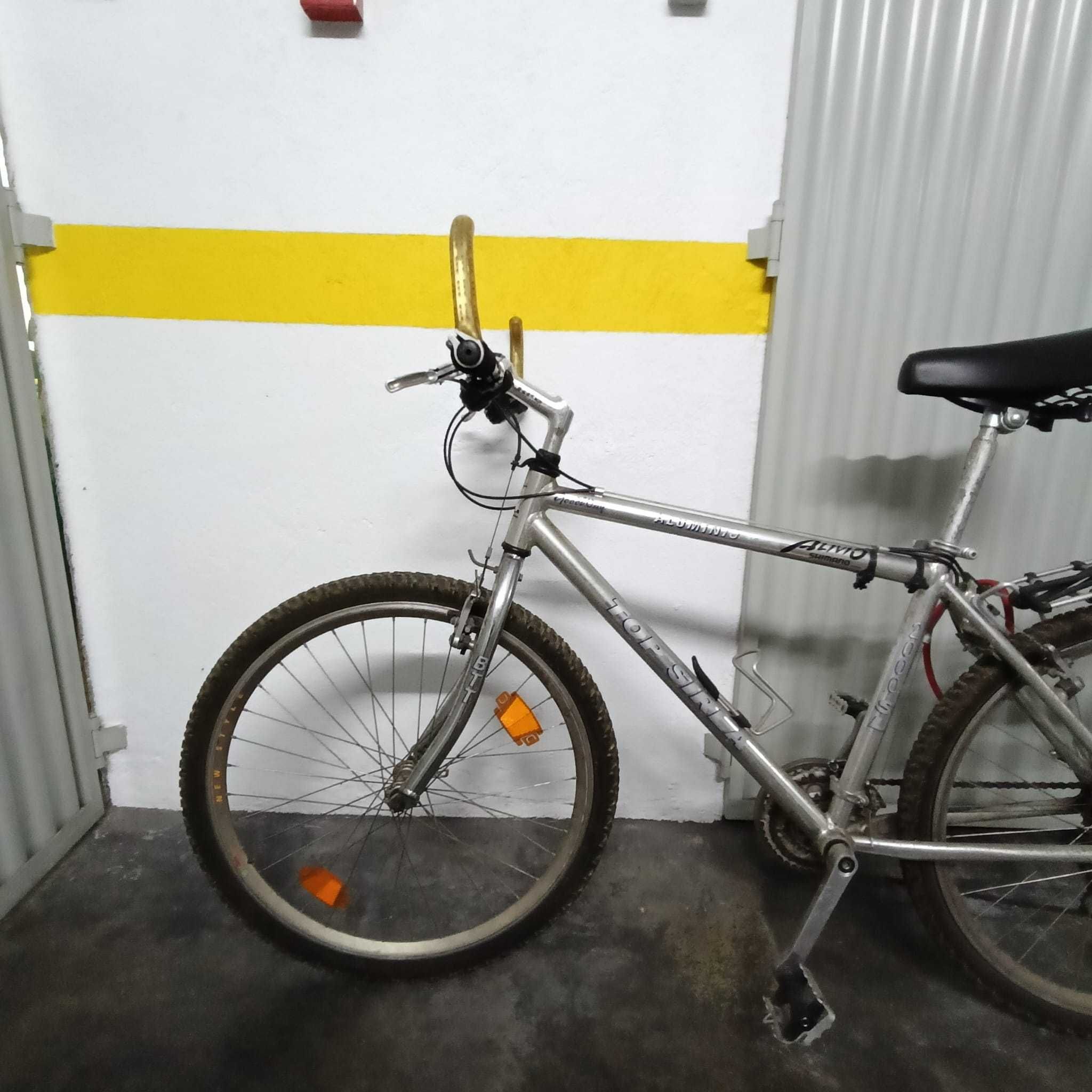Bicicleta BTT, vintage, em alumínio a precisar de uns mimos