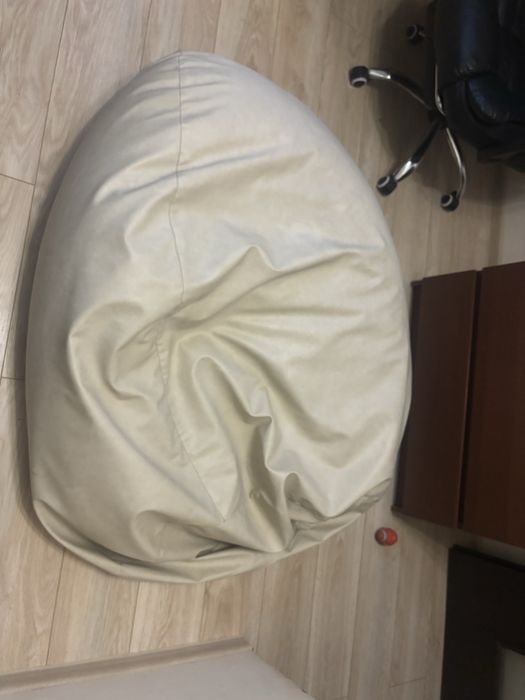 Beżowy Stożkowaty fotel XXL firmy nonutt