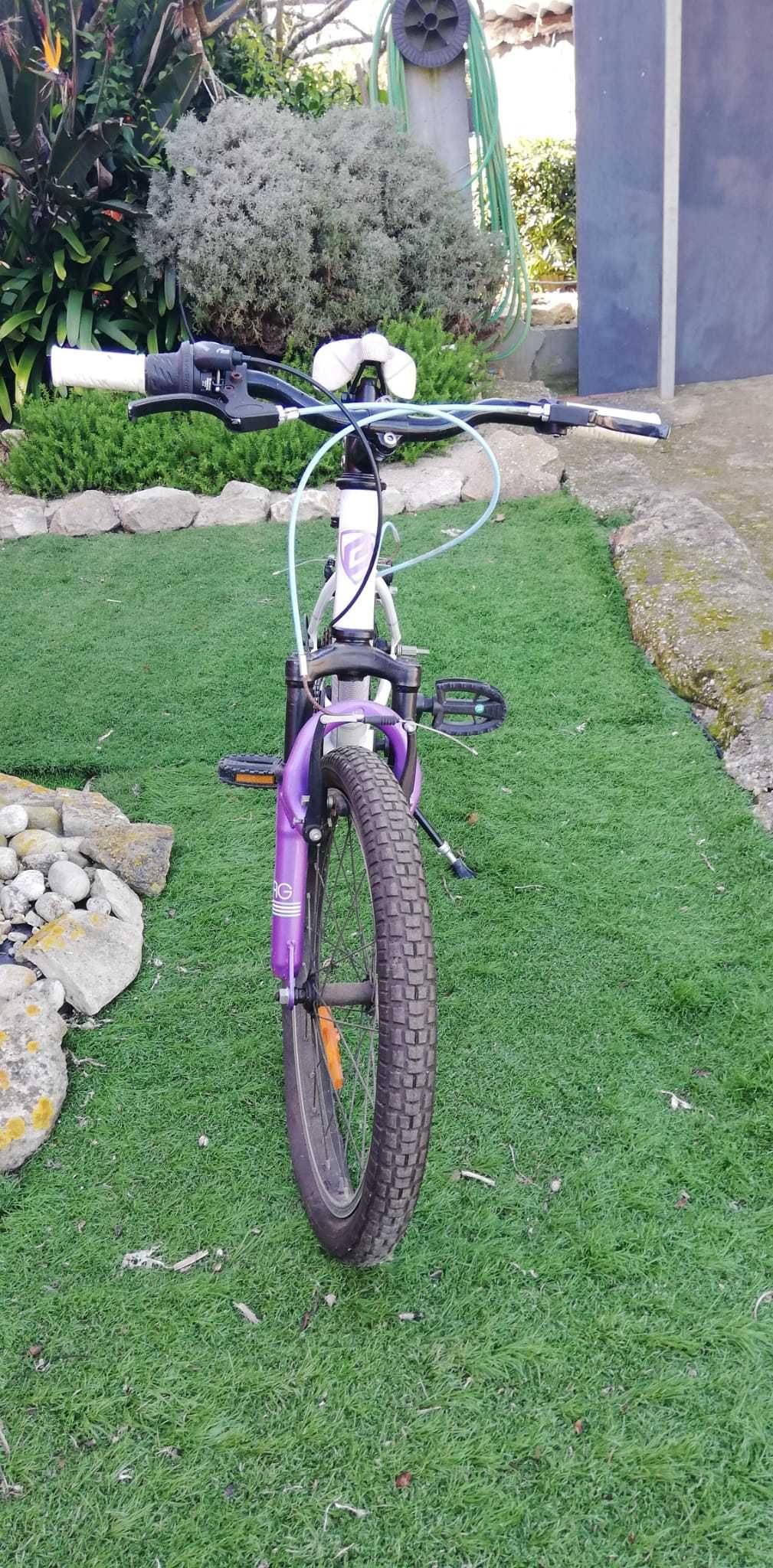 Bicicleta de menina com pouco uso