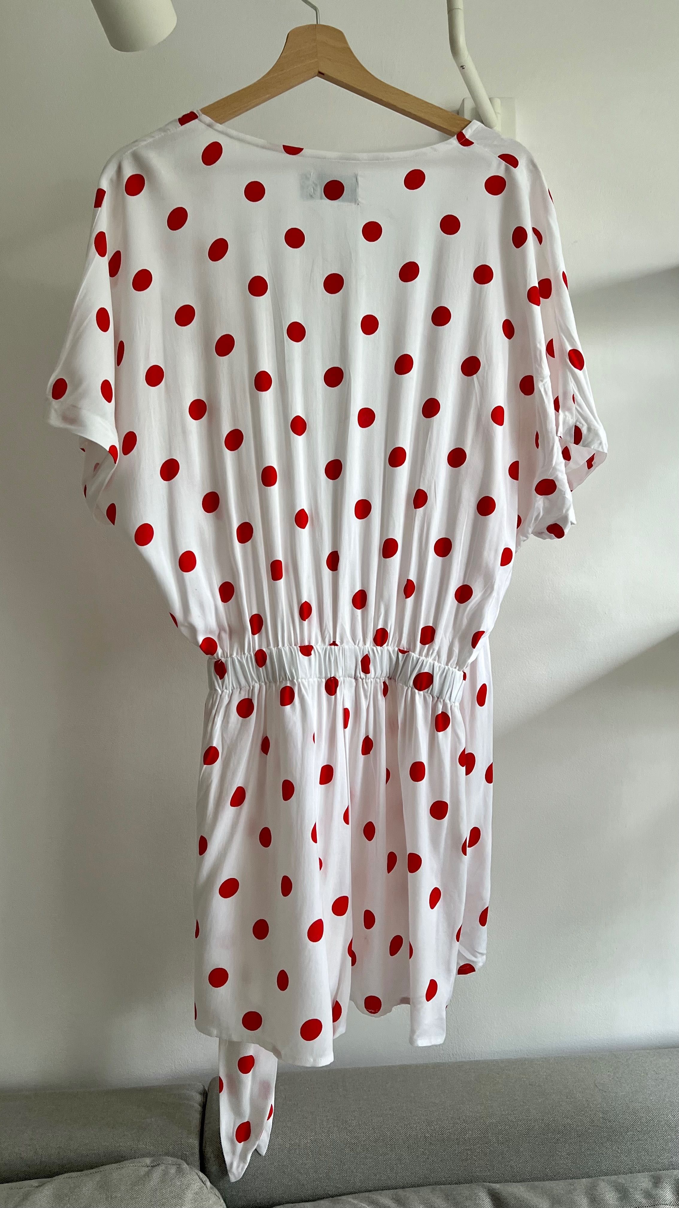 Biała premium sukienka ASOS w czerwone kropki 40-100% wiskoza