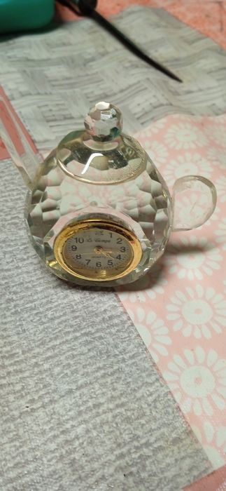 Miniaturas de relógios em cristal ,e metal