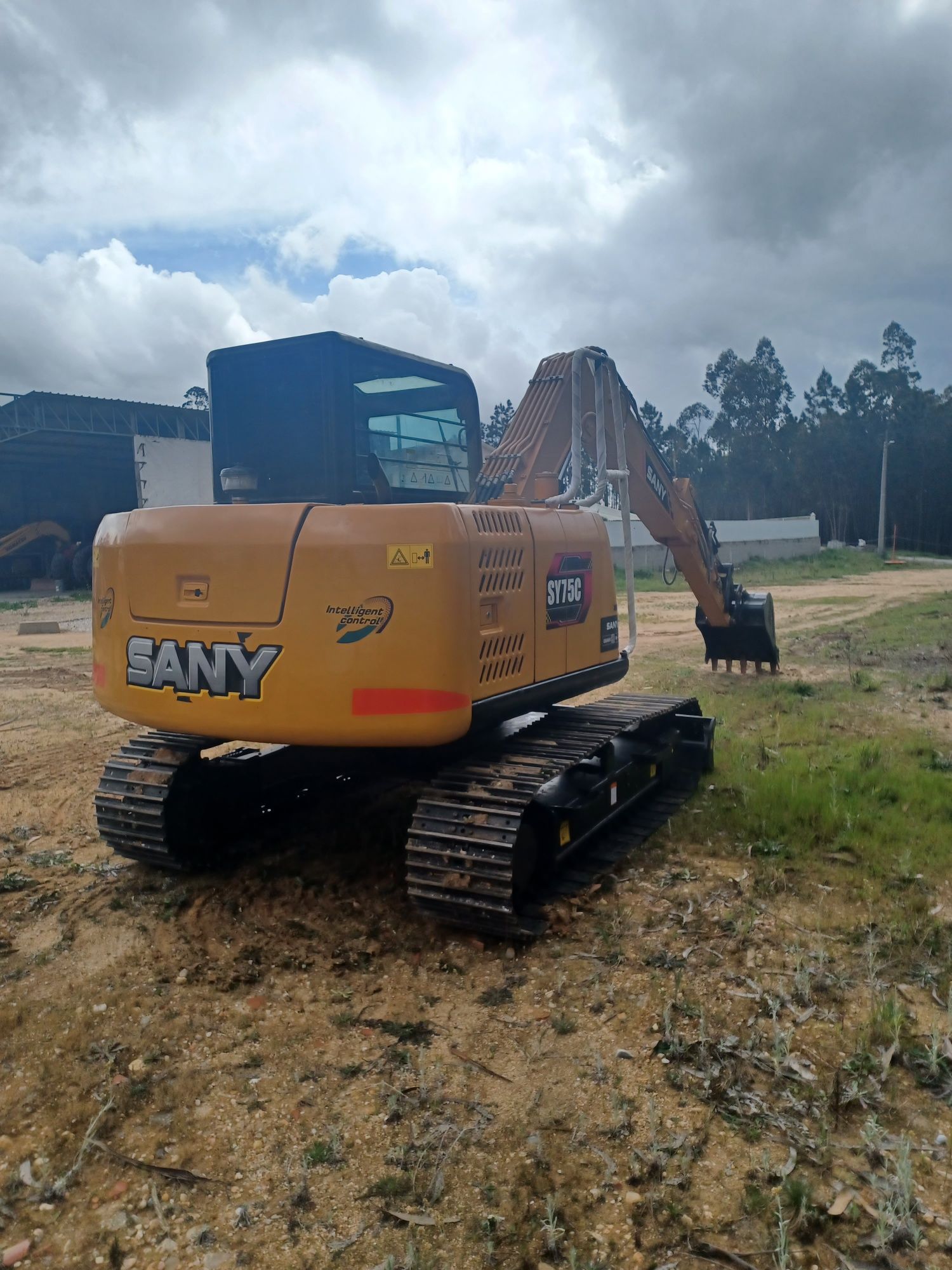 SANY 7.5 TONELADAS  como nova