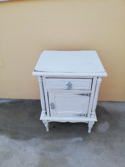 Mesinha de cabeceira para restauro