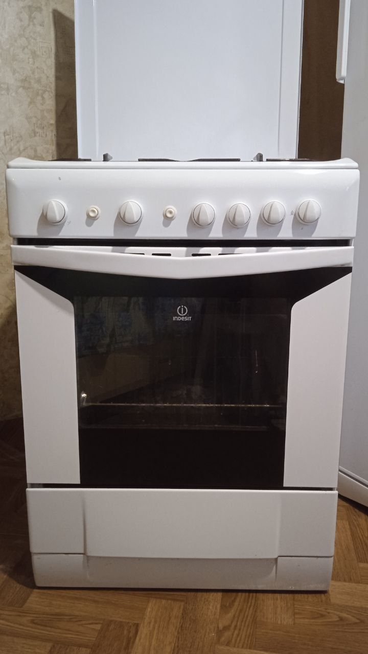 ПРОДАМ  газовую плиту INDESIT в хорошем состоянии