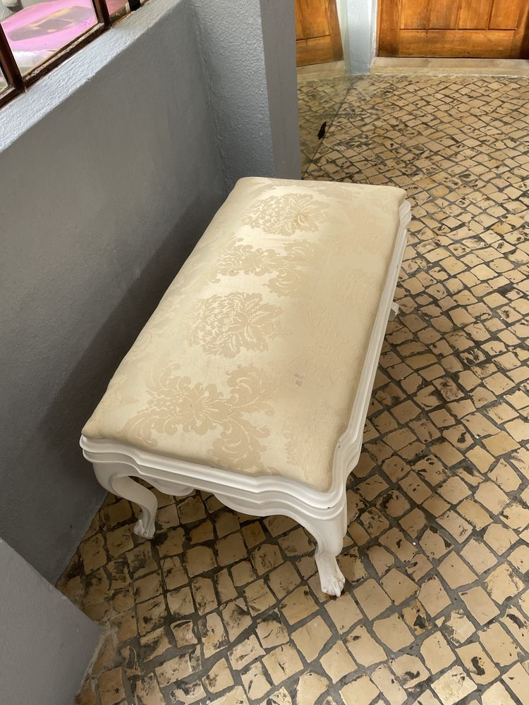 Banqueta branca estofo dourado