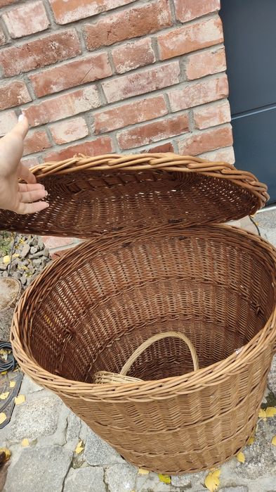 Duży wiklinowy kosz z pokrywą