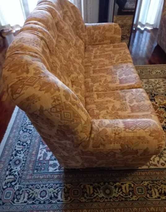 Conjunto de 3 sofás em excelente estado. O maior é sofá-cama
