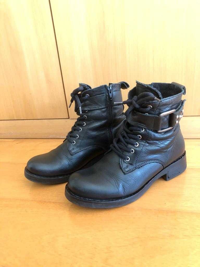 Botas / botins estilo militar pretas em pele, tamanho 36