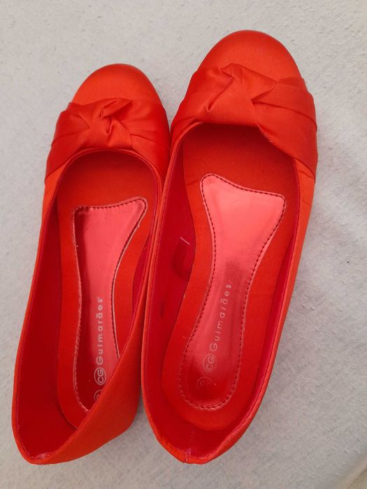 Sabrinas vermelhas de cetim