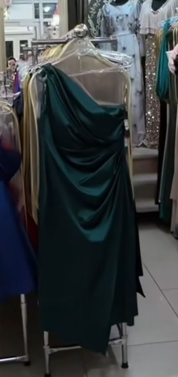 Вечірня сукня смарагдового кольору