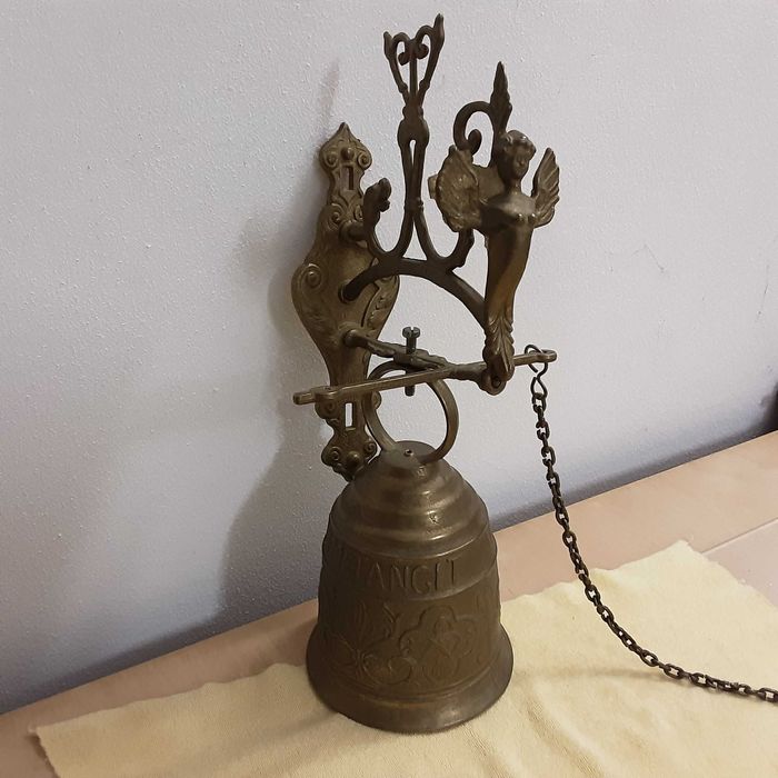 Dzwonek mosiężny na drzwi do domu stary