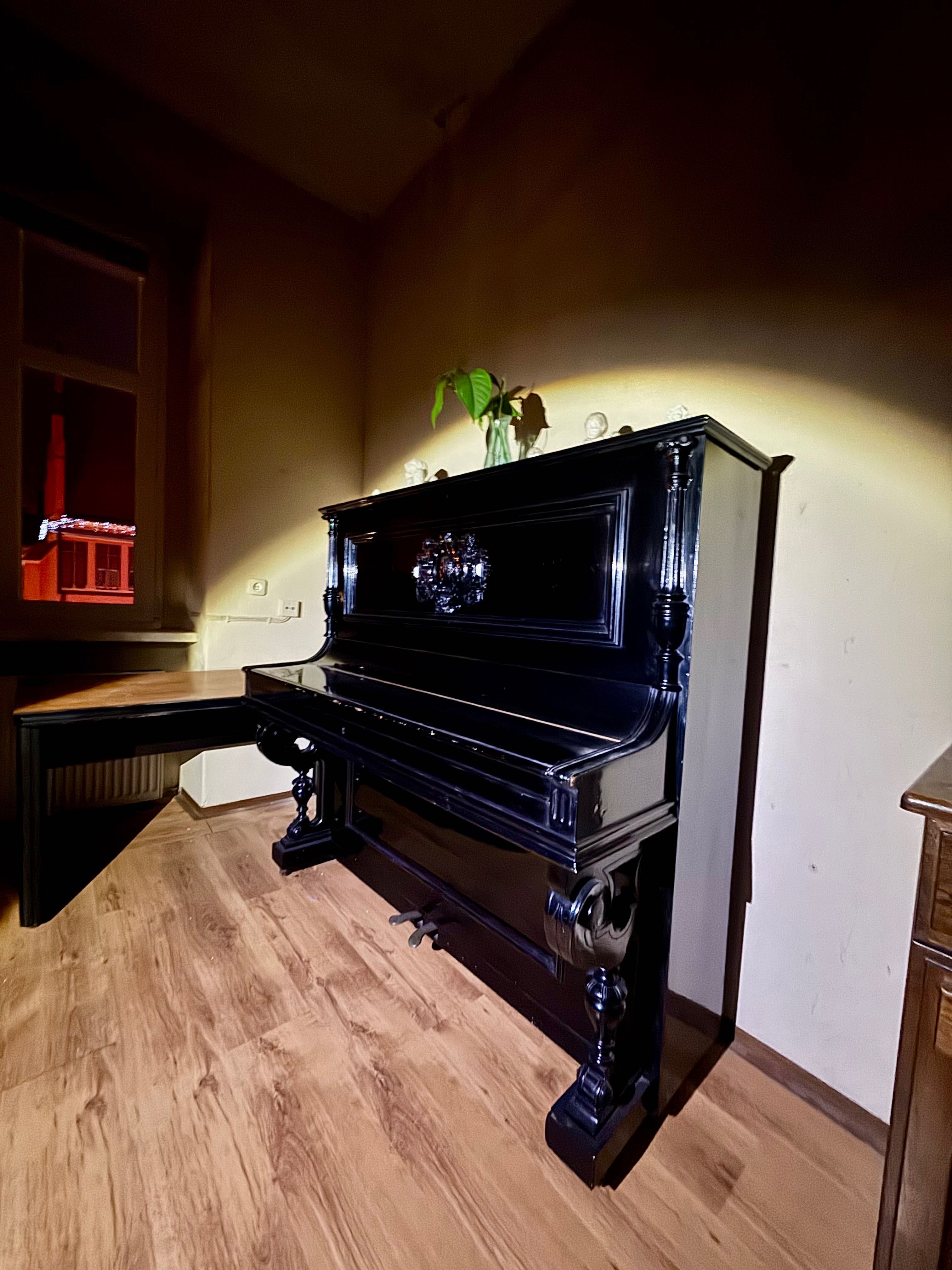 Zabytkowe stylowe pianino