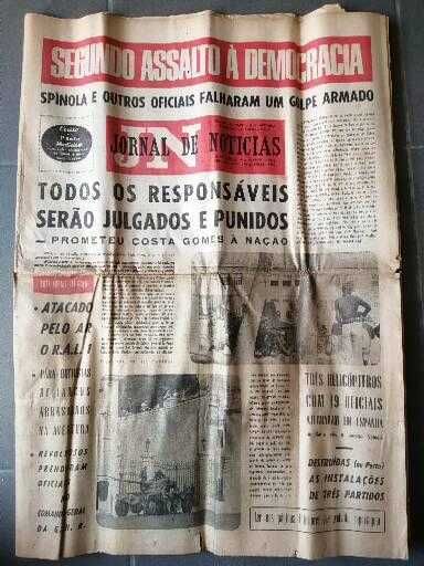 Jornais e revistas antigas. São mais de 35 peças