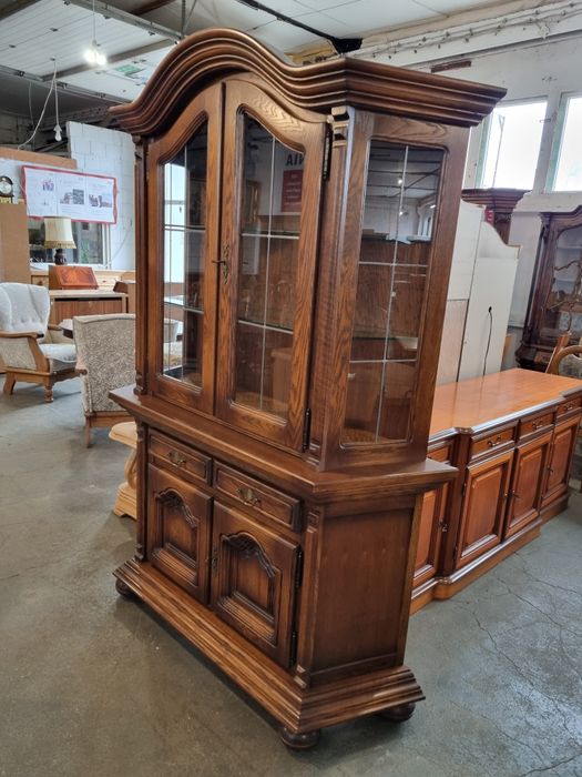 drewniana witryna biblioteka