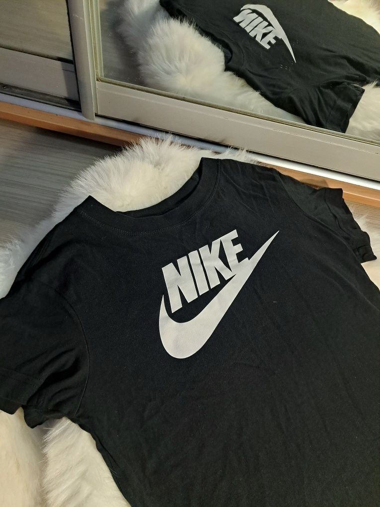 Женская футболка Nike