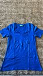 T shirt azul escura em V