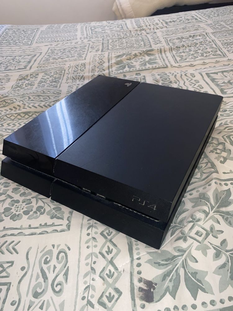 Vendo playstation 4 em bom estado ( não lê discos)