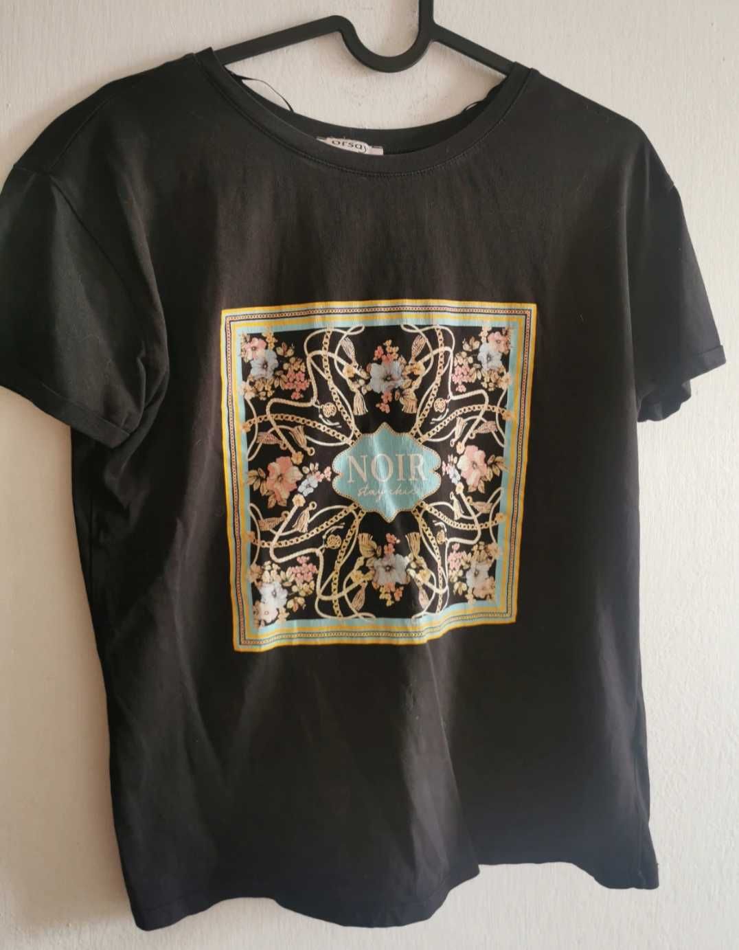 Czarny t-shirt z nadrukiem