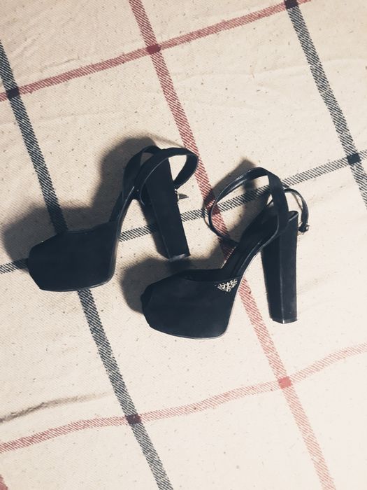 Босоножки на высоком каблуке
