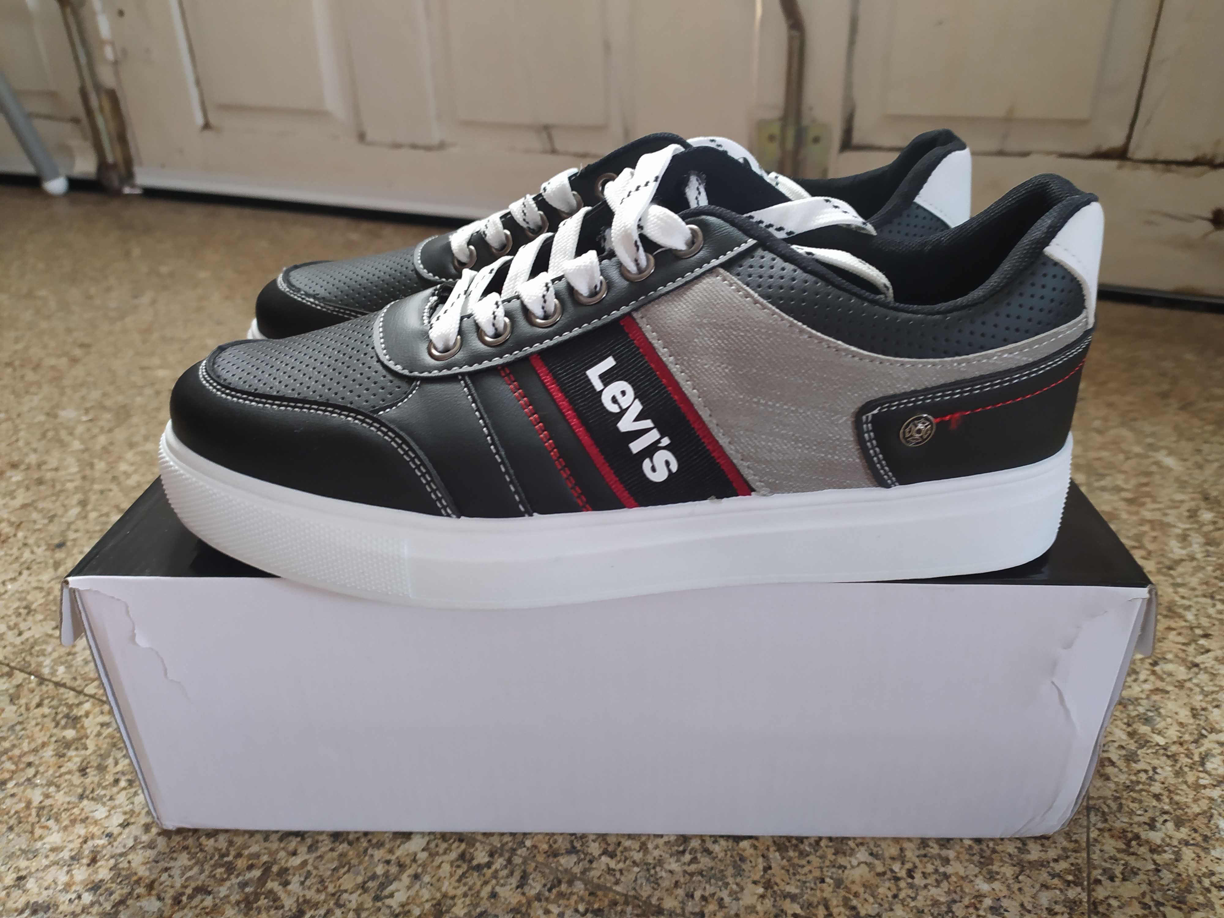 Sapatilhas Levis novas