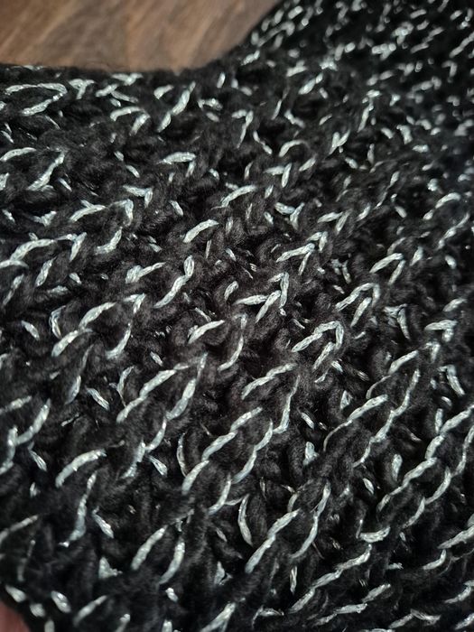 Guess oryginalny damski czarny szalik