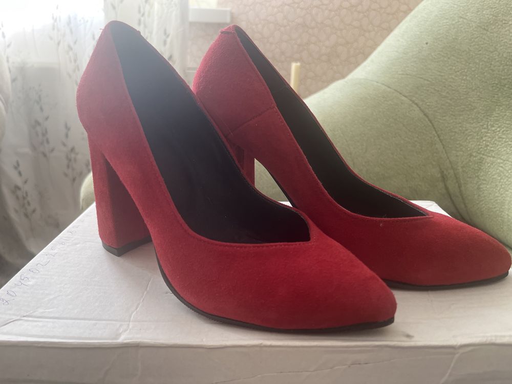 Замшеві червоні туфлі (натуральні) 35 розмір. Нові