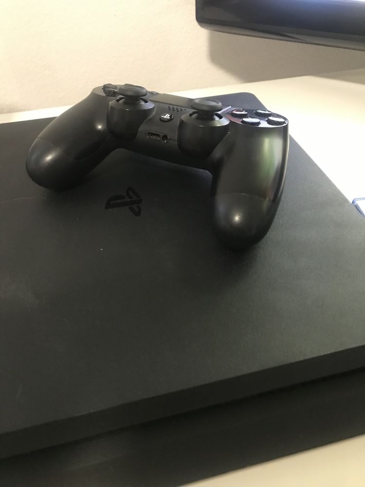 PS4 com comando + 1 jogo (como nova)