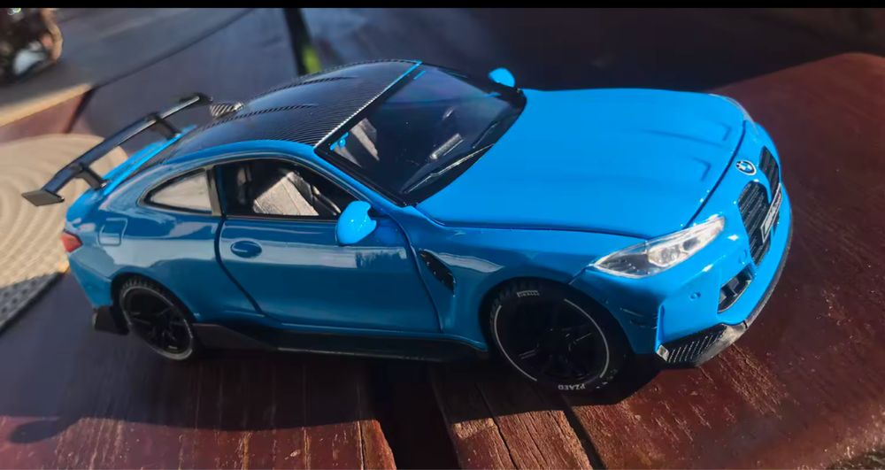 Zabawkowy samochod BMW M4 metalowy niebieski naped światła prezent